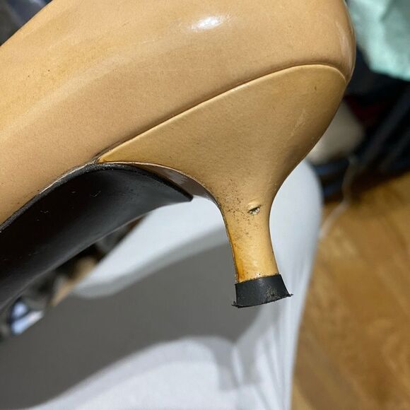 Stuart Weitzman Patent Leather Pointed Toe Pumps Size 8 - Picture 7 of 7